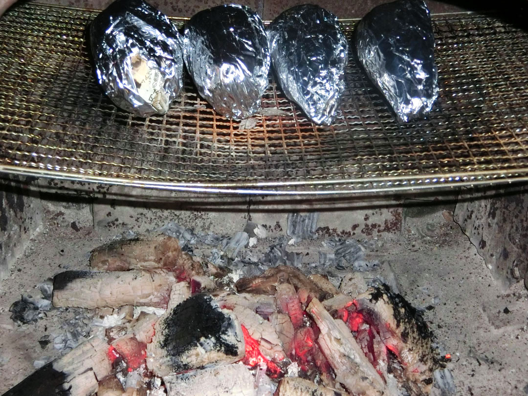 暖炉の中で焼き芋